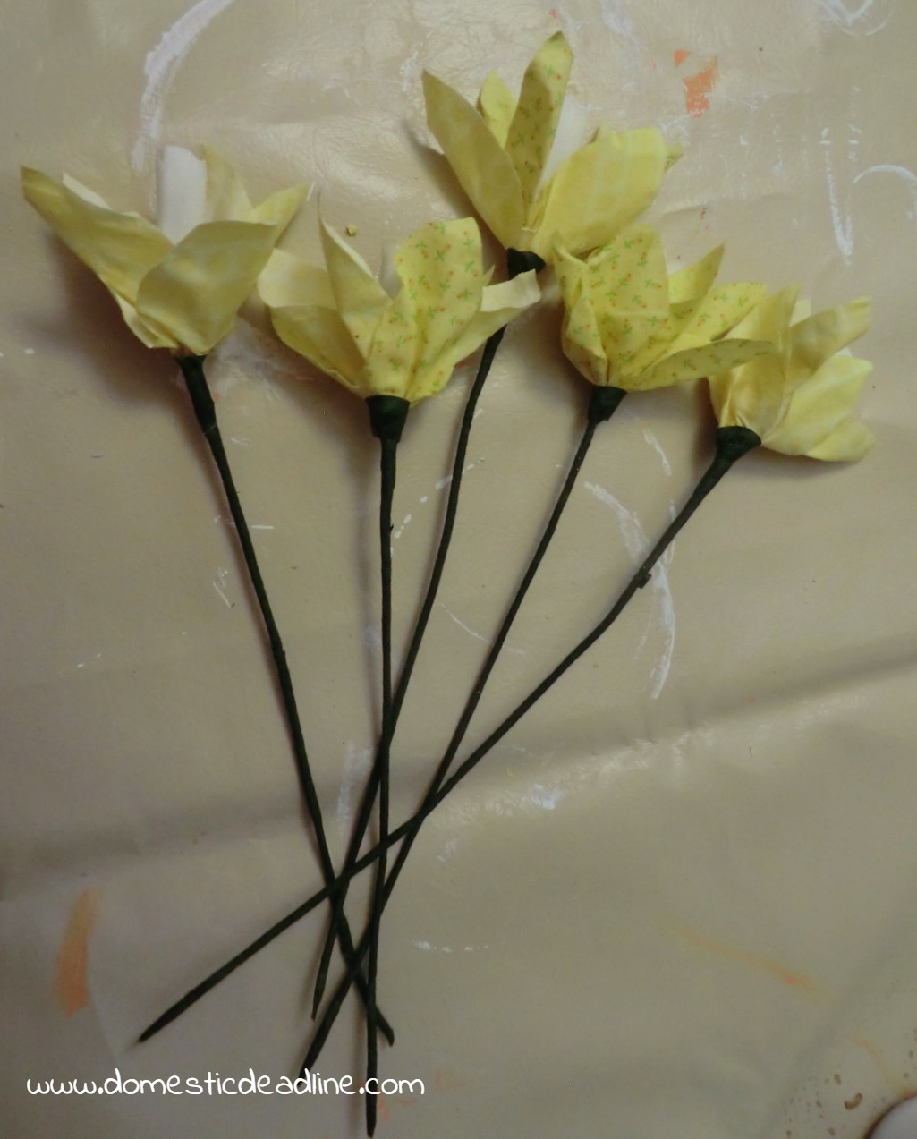 DIY No-Sew Fabric Daffodils 