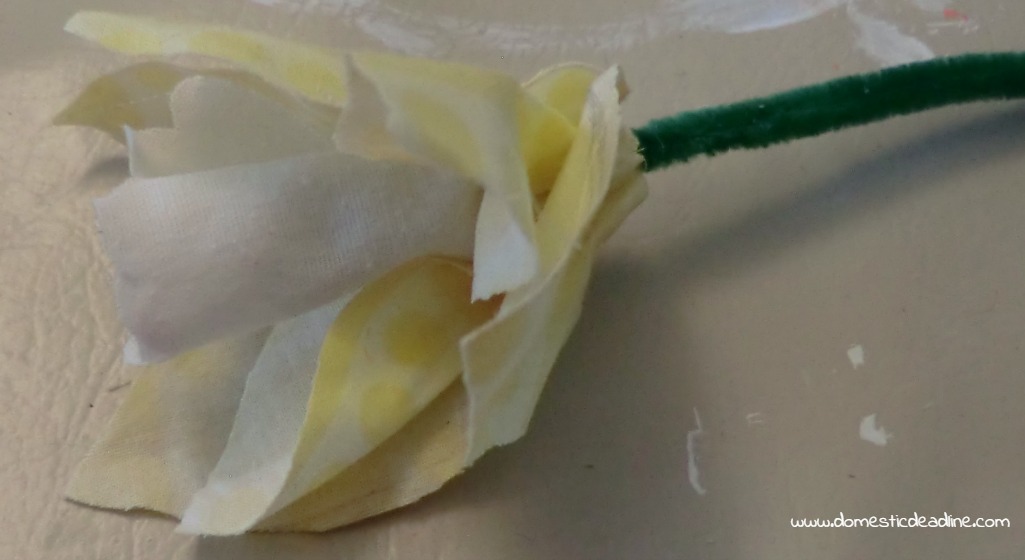 DIY No-Sew Fabric Daffodils 