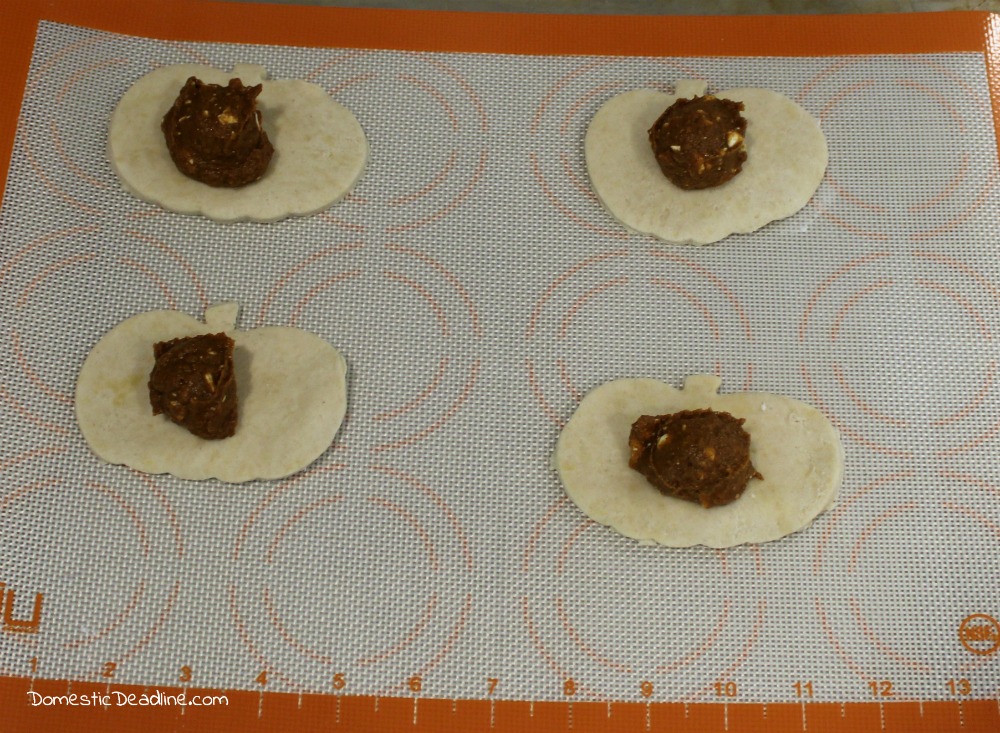 Pumpkin filling in a flaky gluten-free crust drizzled with a butterbeer frosting makes the perfect treat for a Harry Potter movie marathon. Pumpkin Pasties - Domestic Deadline