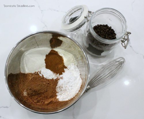 Keep a batch of this creamy and chocolaty homemade hot cocoa mix on hand for the perfect treat anytime. Just add hot water! - Domestic Deadline