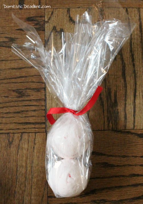 Turn 2-3 bath bombs into a cute snowman gift with an easy no-sew hat and scarf. Perfect for a teenager, secret Santa, teacher, or stocking stuffer gift. - Domestic Deadline