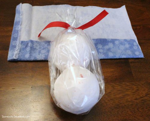 Turn 2-3 bath bombs into a cute snowman gift with an easy no-sew hat and scarf. Perfect for a teenager, secret Santa, teacher, or stocking stuffer gift. - Domestic Deadline