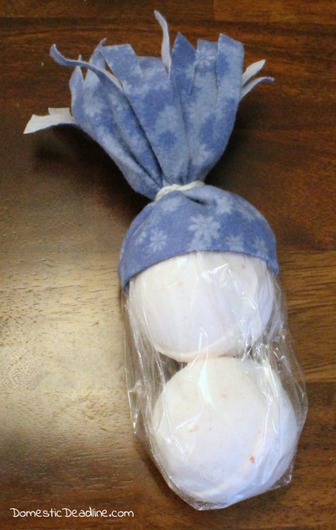 Turn 2-3 bath bombs into a cute snowman gift with an easy no-sew hat and scarf. Perfect for a teenager, secret Santa, teacher, or stocking stuffer gift. - Domestic Deadline