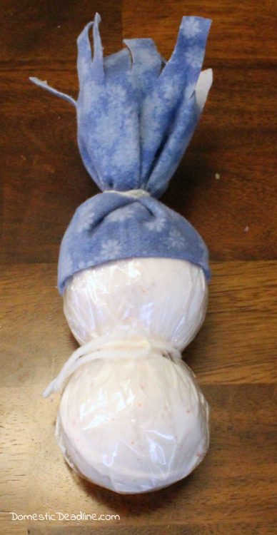 Turn 2-3 bath bombs into a cute snowman gift with an easy no-sew hat and scarf. Perfect for a teenager, secret Santa, teacher, or stocking stuffer gift. - Domestic Deadline