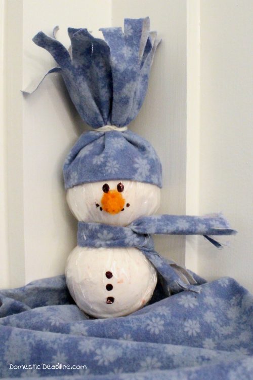 Turn 2-3 bath bombs into a cute snowman gift with an easy no-sew hat and scarf. Perfect for a teenager, secret Santa, teacher, or stocking stuffer gift. - Domestic Deadline