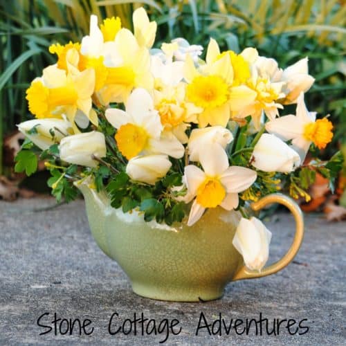 Spring is here! Strat the season with fresh and beautiful spring decor. Plus link up at Home Matters. #SpringDecor #SpringDecorating #HomeMattersParty www.domesticdeadline.com