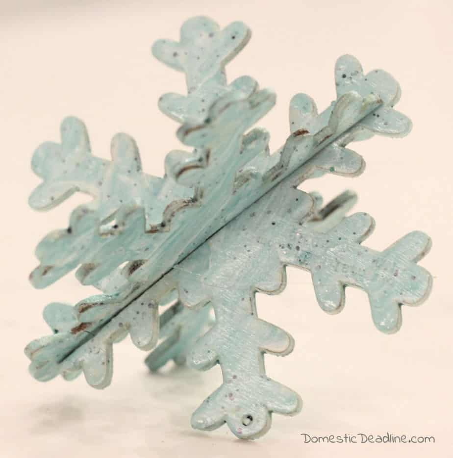 Learn how to use a pouring medium to make these 3D marble snowflake ornaments. Marble the colors of your choice with Deco Arts Pouring Medium and wooden snowflakes from Oriental Trading. DomesticDeadline.com